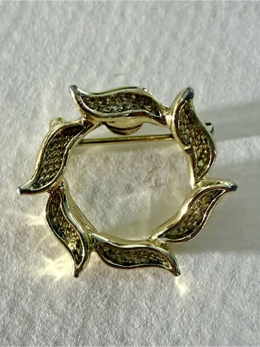 Vintage GERRY’S Silver Tone Wreath Brooch Pin 2cm